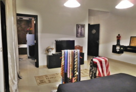 Schlafzimmer 1 Blick zum Eingang und Bad Schlafzimmer 1 Blick zum Eingang und Bad